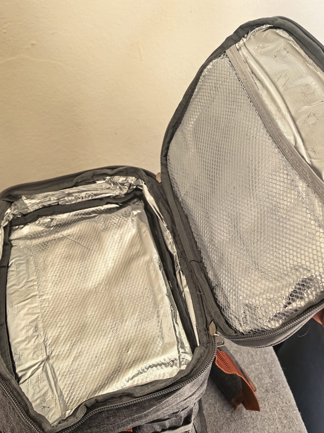 Upper insulated compartment and mesh pocket in the lunch bag