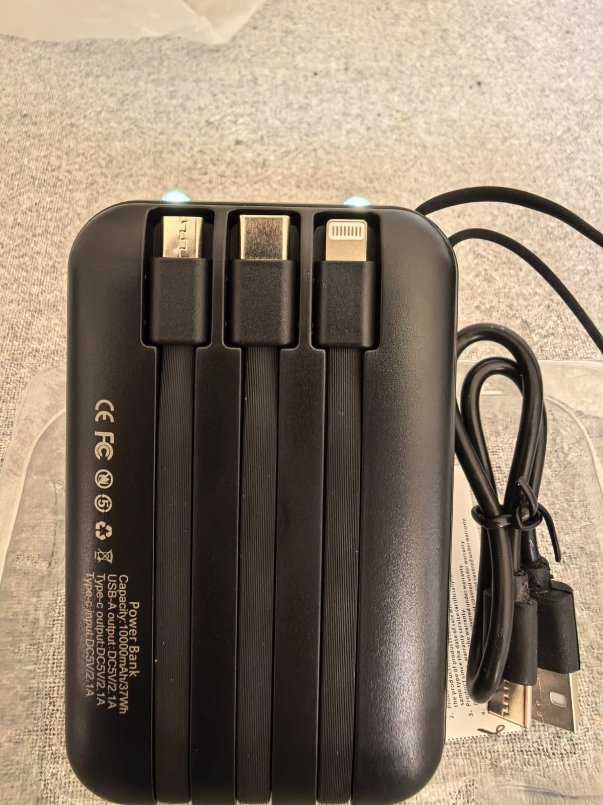 Built-in Micro USB, USB-C and Lightning cables on the power bank