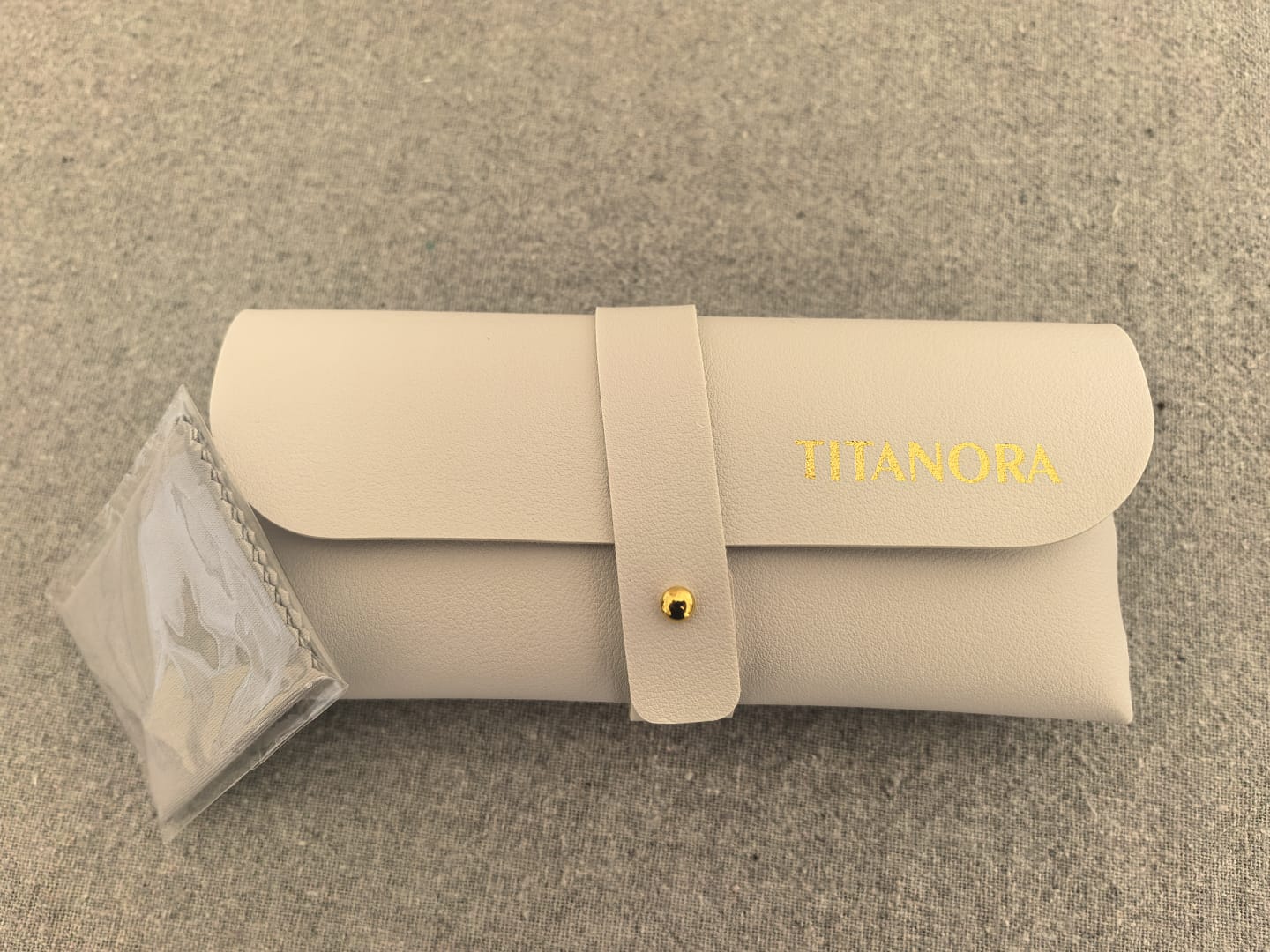 Titanora sunglasses case with cleaning cloth