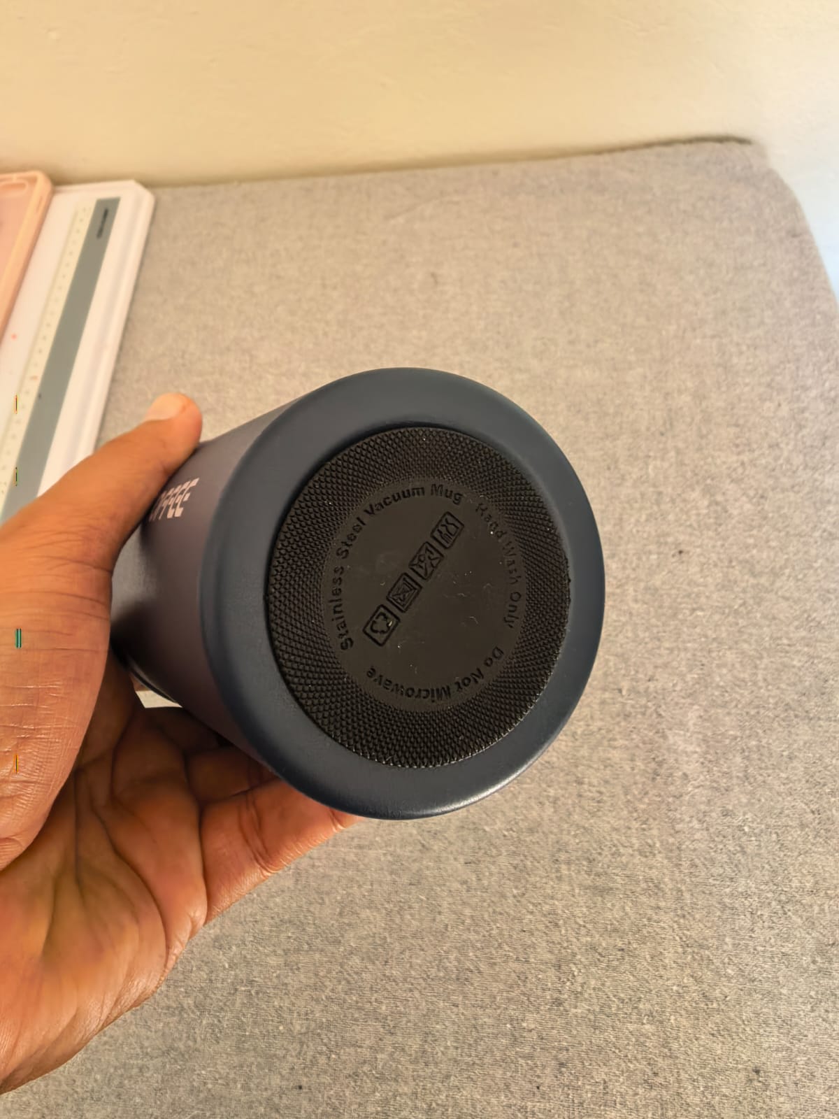 Non-slip base of the stainless steel travel mug