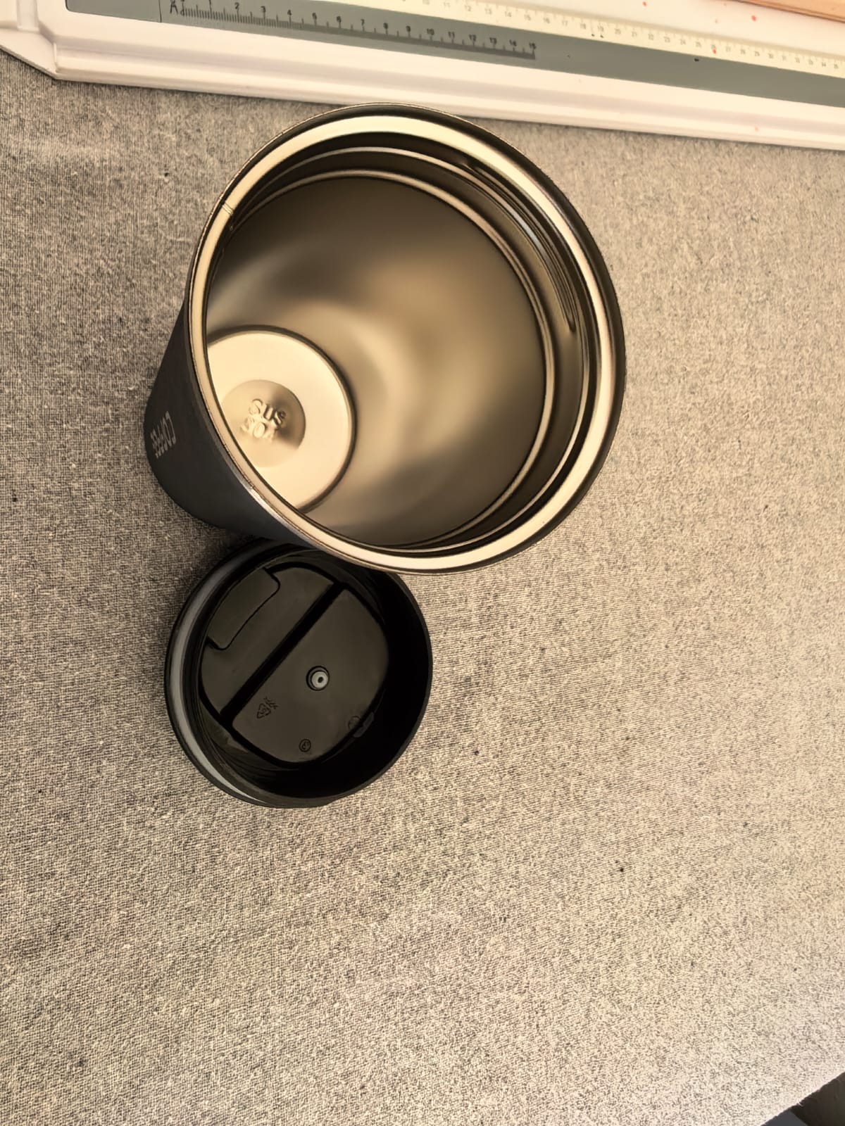 304 stainless steel interior and lid of the insulated travel mug